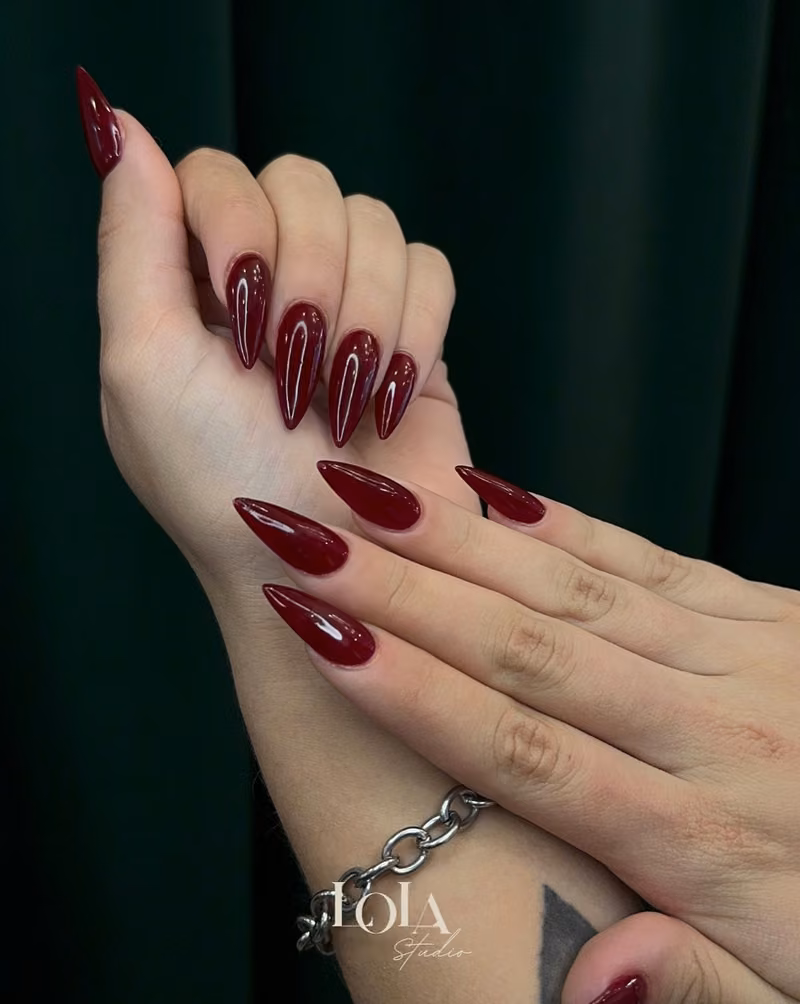 Uñas rojas almendradas